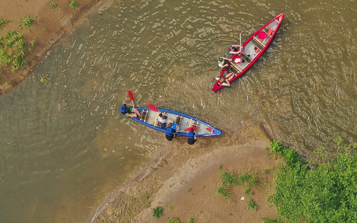 Zwei Boote mit Schülern am Ufer der Altmühl