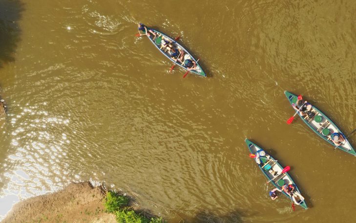 Drei grüne Kanadierboote paddeln auf der Altmühl bei Dollnstein
