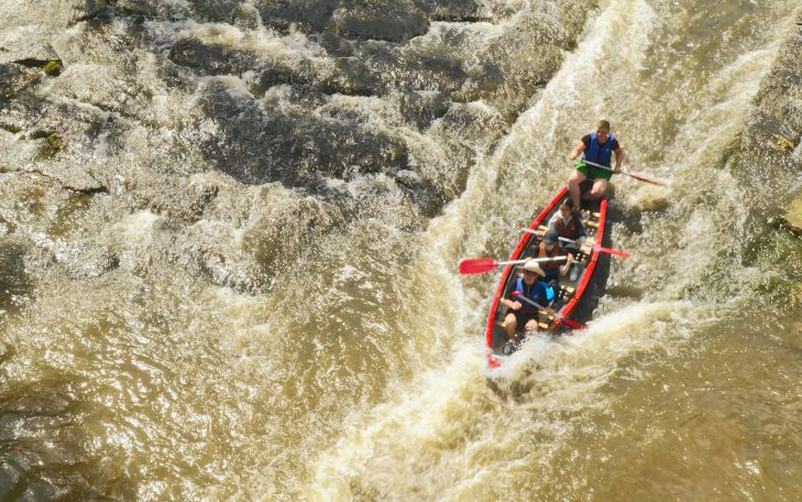 Ein Kanu fährt die Bootsrutsche in Hagenacker